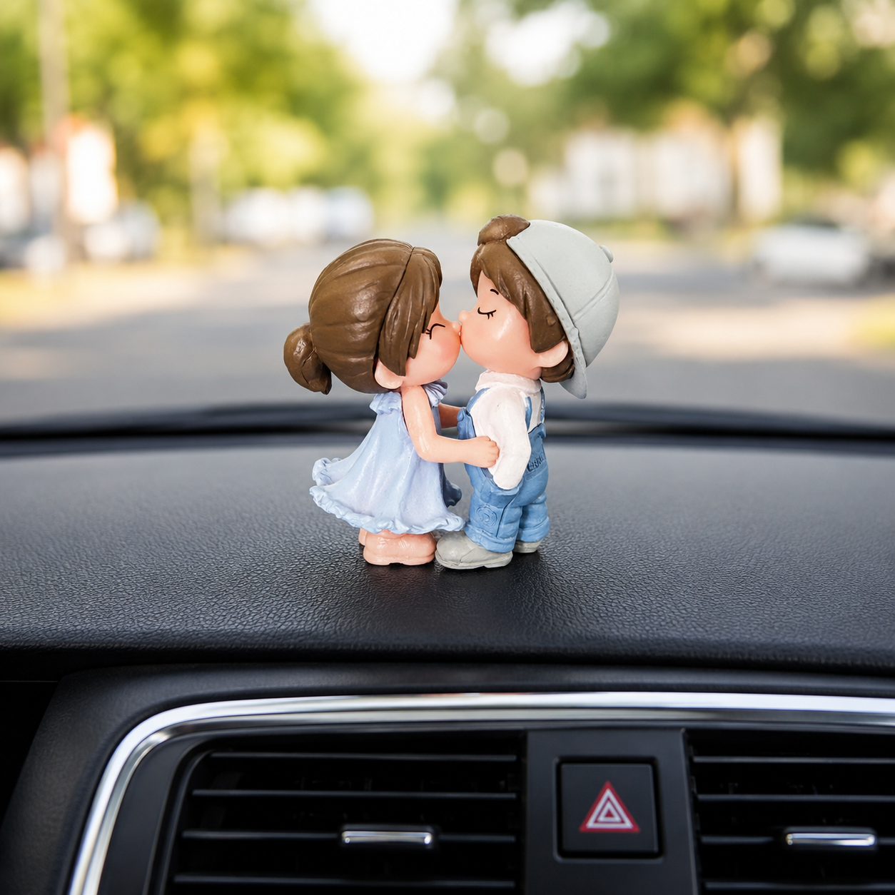 Mini Kissing Romantic Couple Resin Showpiece Love Figurine