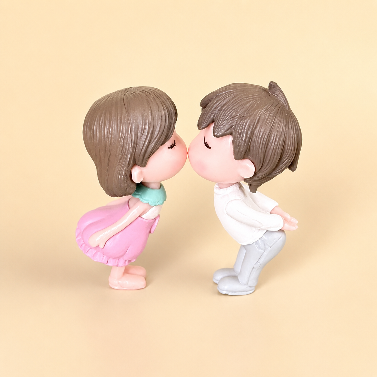 Mini Kissing Couple Resin Showpiece Romantic Love Figurine Main image
