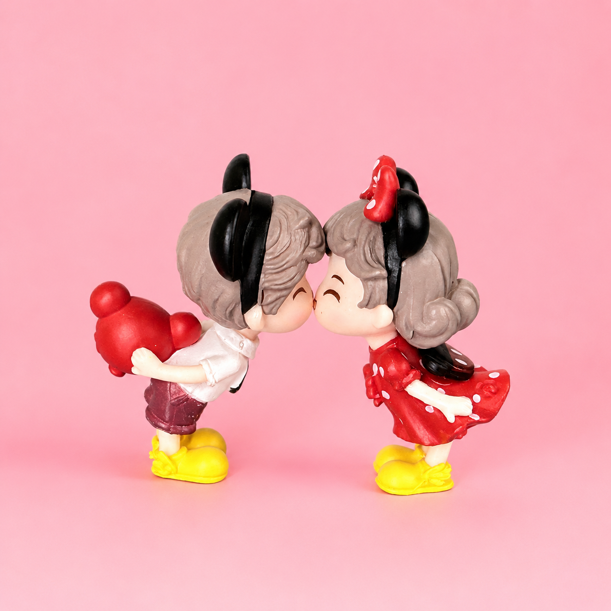 Mini Cartoon Couple Resin Showpiece Cute Love Figurine Main image