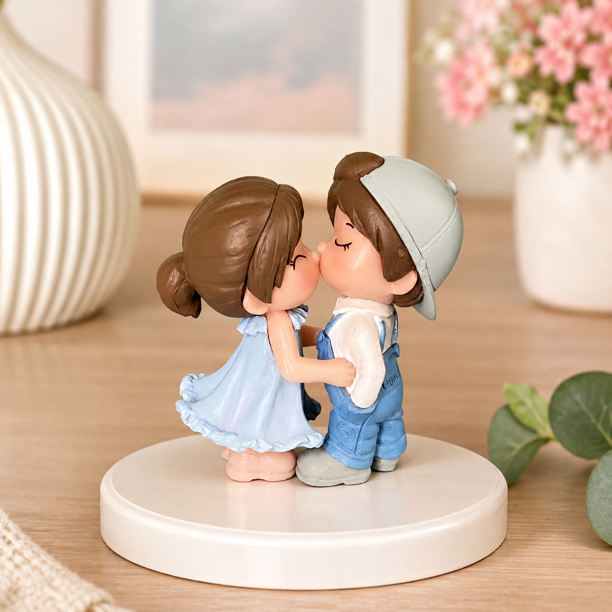 Mini Kissing Romantic Couple Resin Showpiece Love Figurine