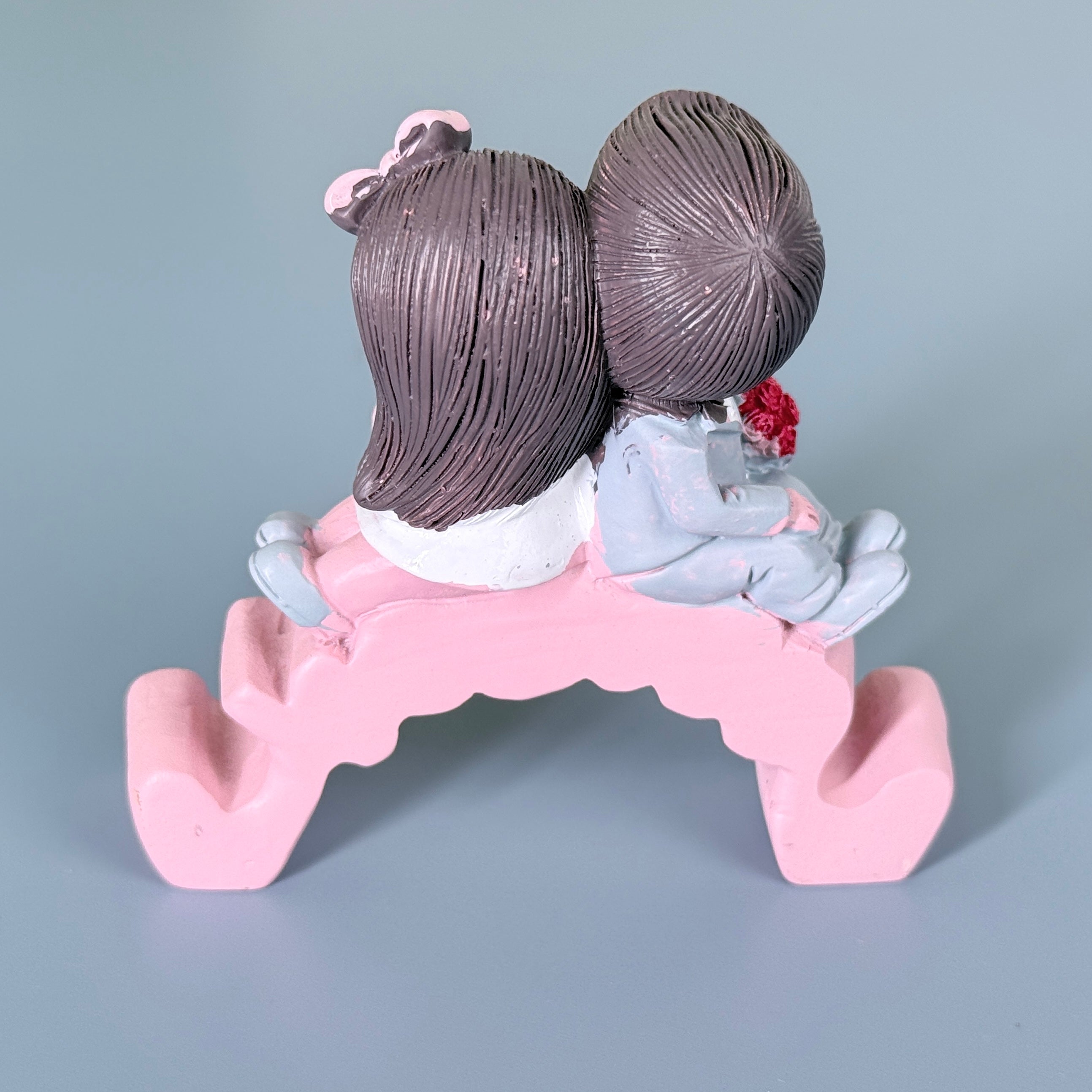 Cute Romantic Couple Resin Showpiece for Home Décor & Gifting