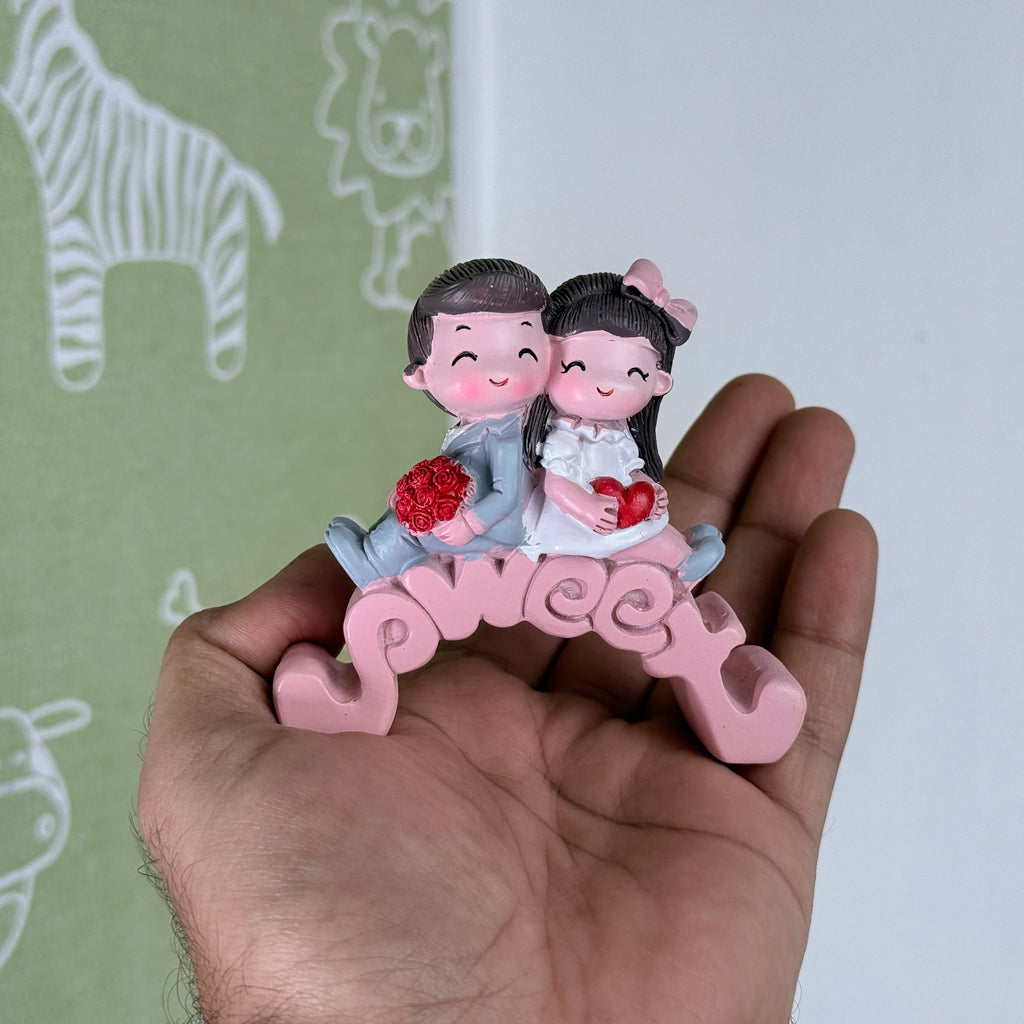 Cute Romantic Couple Resin Showpiece for Home Décor & Gifting