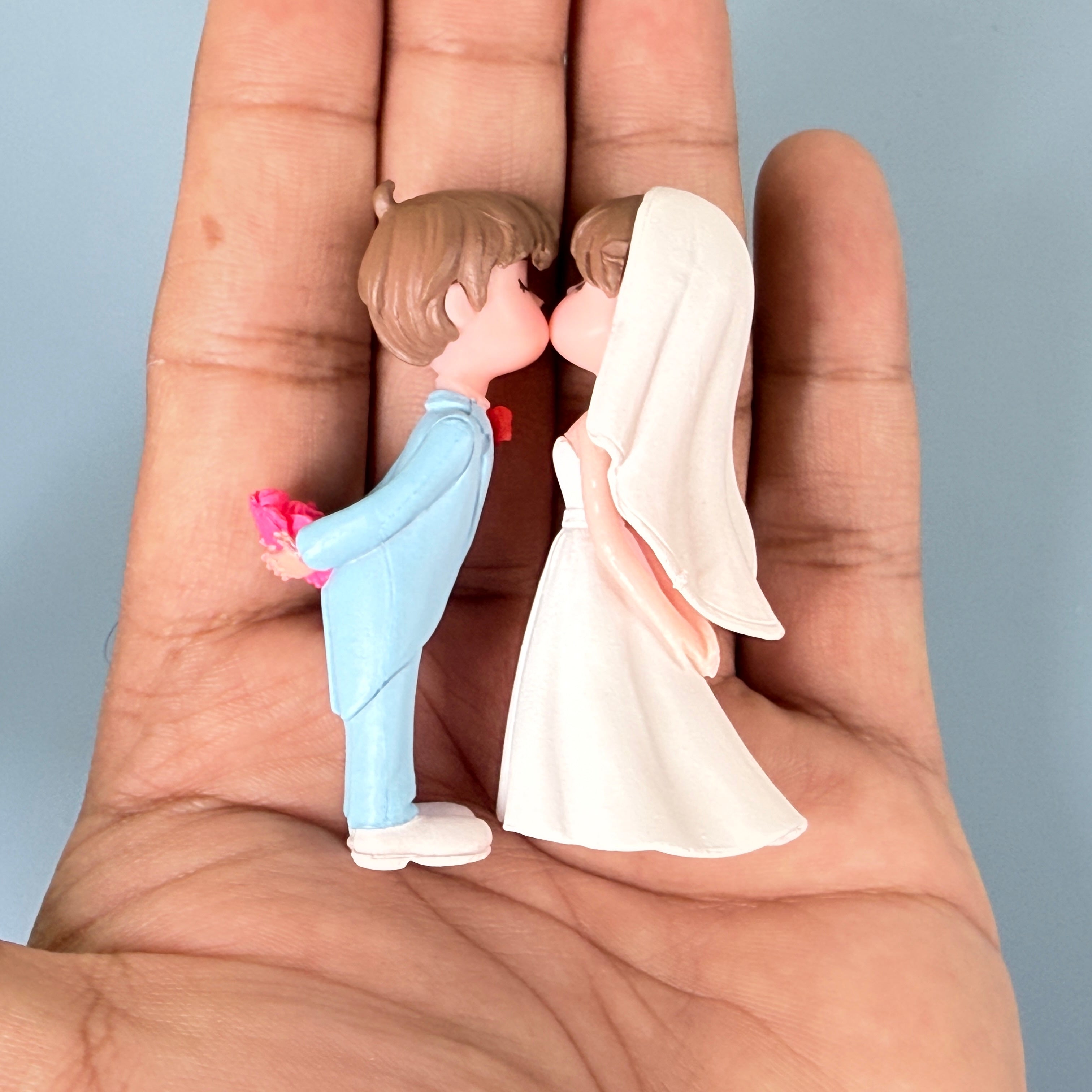 Mini Cute Couple Resin Showpiece Romantic Love Figurine (2 Variants)