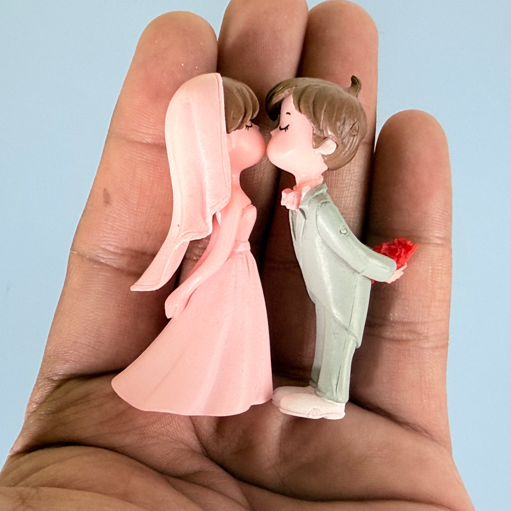 Mini Cute Couple Resin Showpiece Romantic Love Figurine (2 Variants)