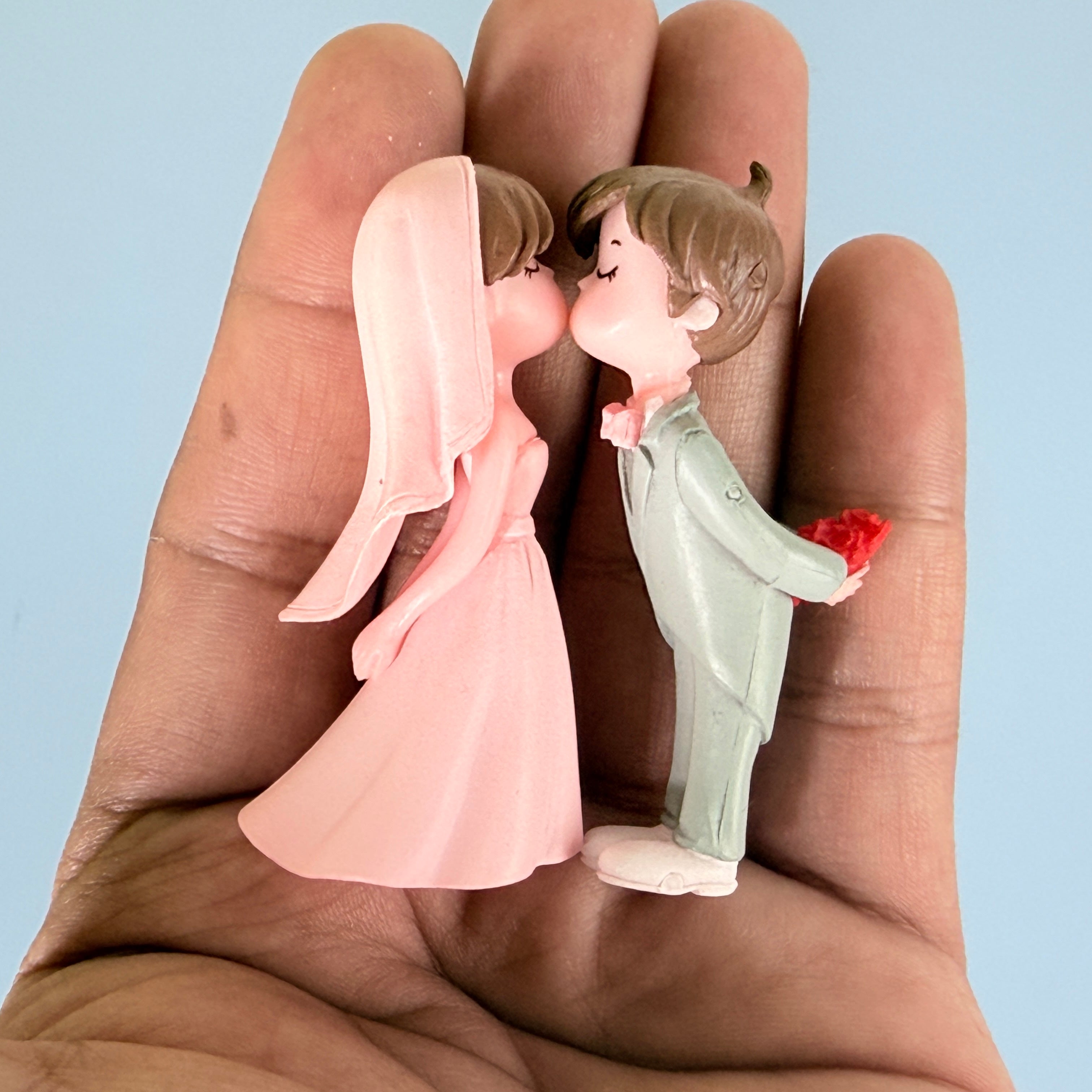Mini Cute Couple Resin Showpiece Romantic Love Figurine (2 Variants)