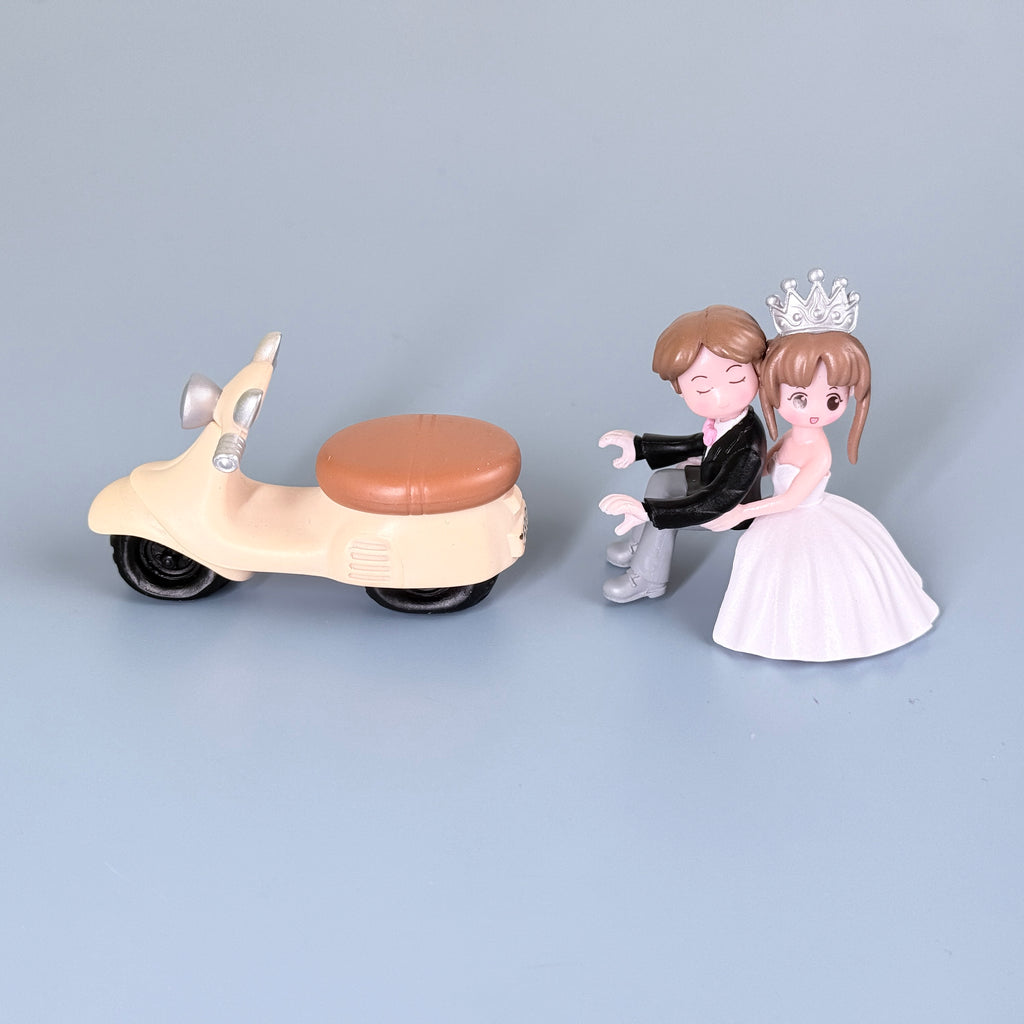 Mini Couple Scooter Resin Showpiece Romantic Love Figurine