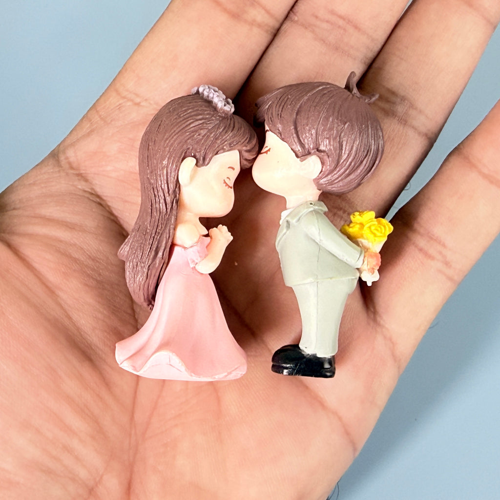Mini Cute Romantic Couple Resin Showpiece Love Figurine