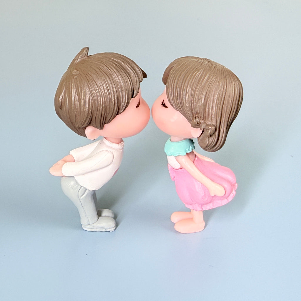 Mini Kissing Couple Resin Showpiece Romantic Love Figurine