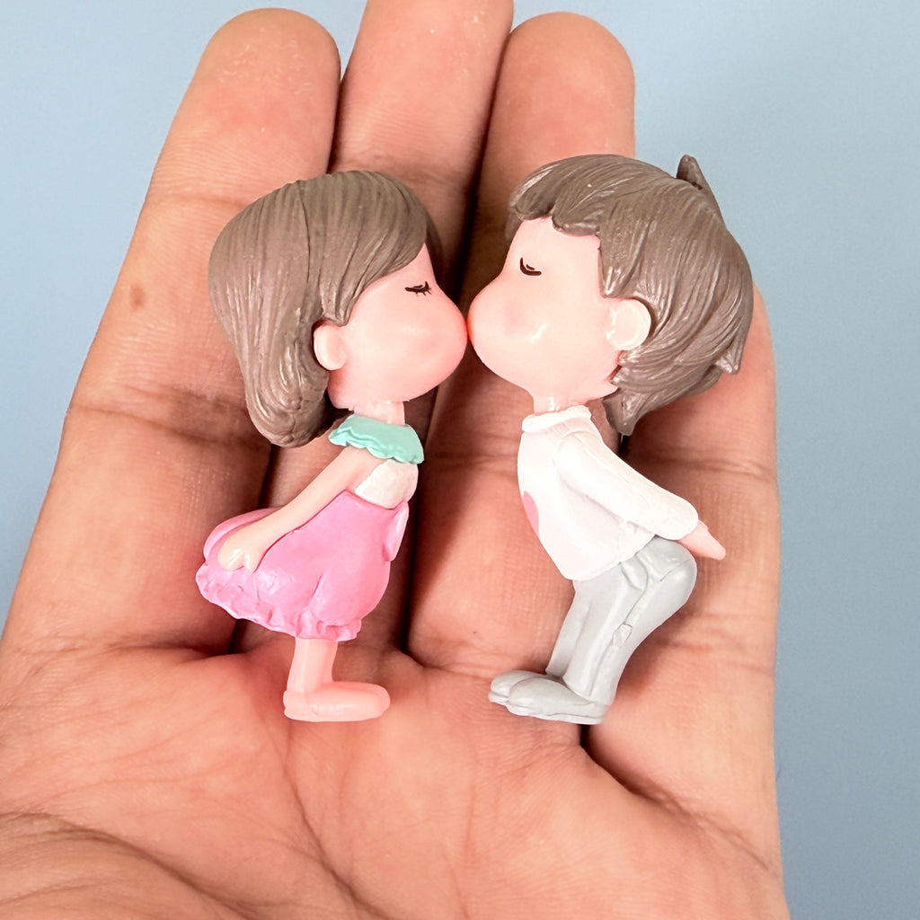 Mini Kissing Couple Resin Showpiece Romantic Love Figurine