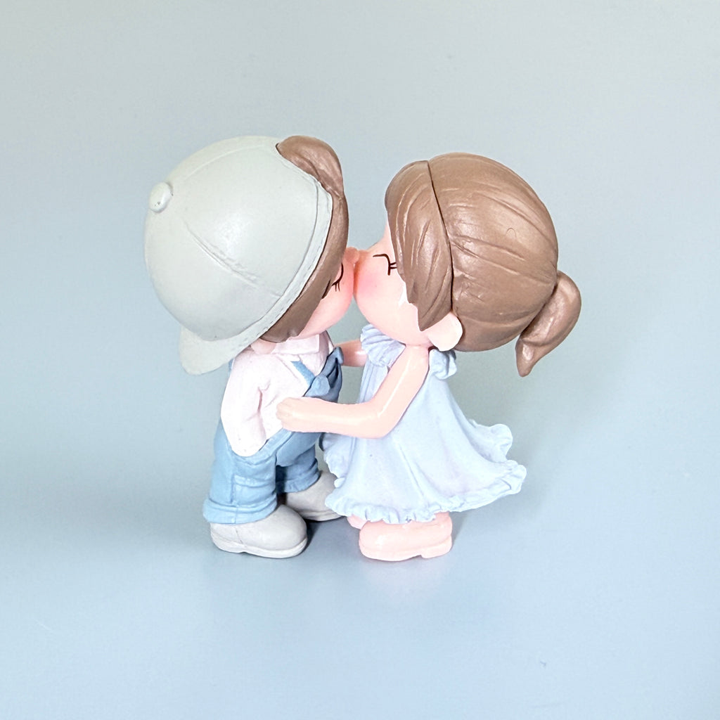 Mini Kissing Romantic Couple Resin Showpiece Love Figurine