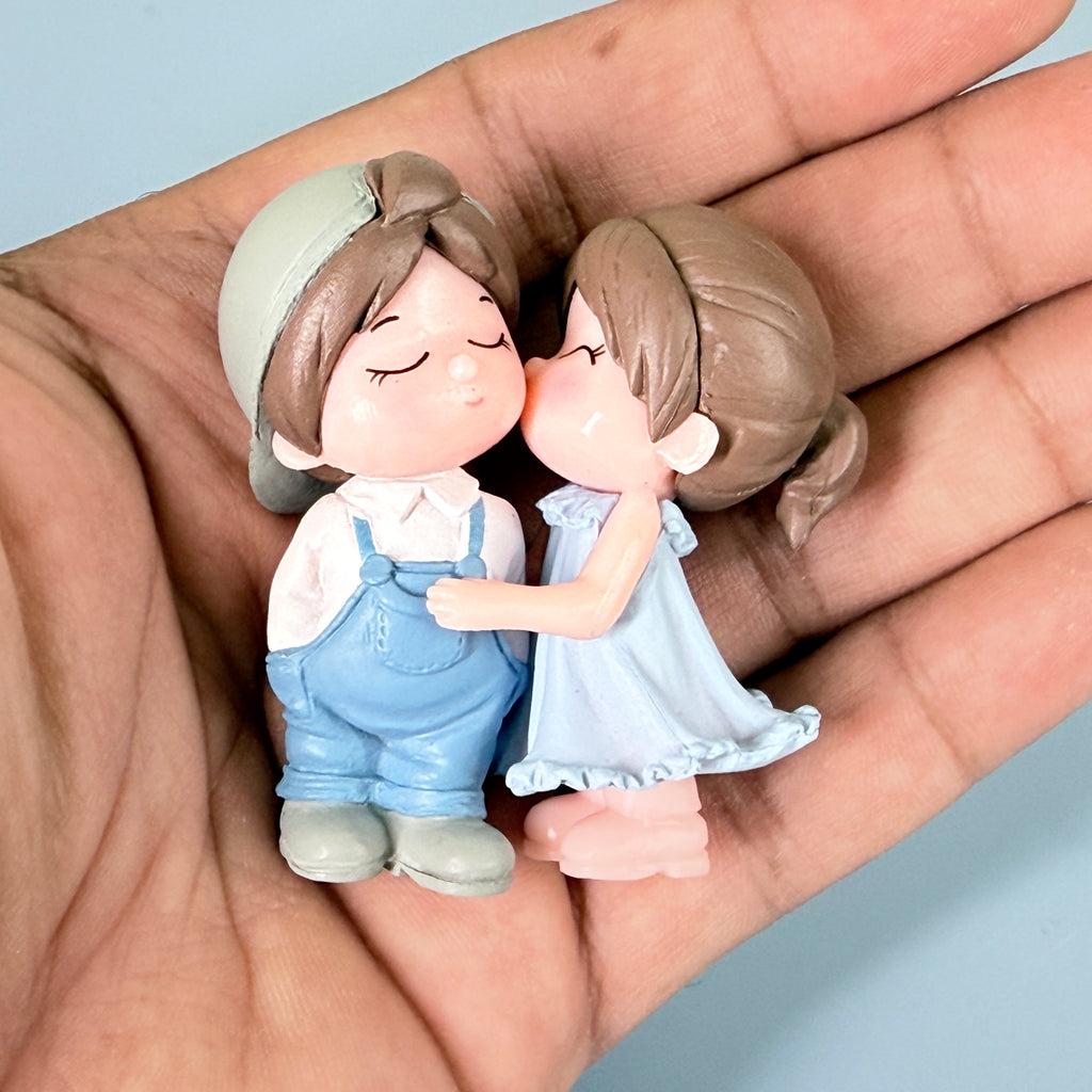 Mini Kissing Romantic Couple Resin Showpiece Love Figurine