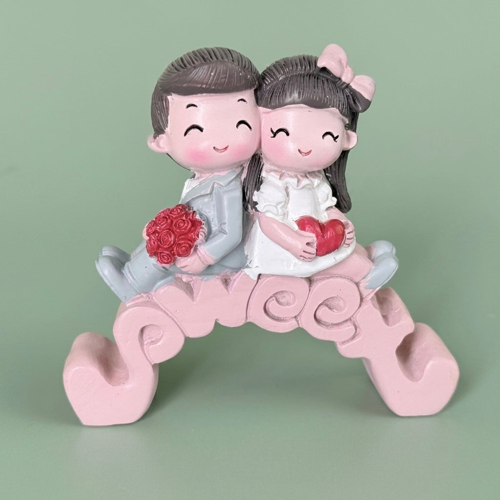 Cute Romantic Couple Resin Showpiece for Home Décor & Gifting