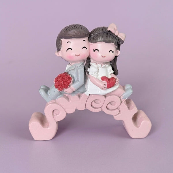 Cute Romantic Couple Resin Showpiece for Home Décor & Gifting