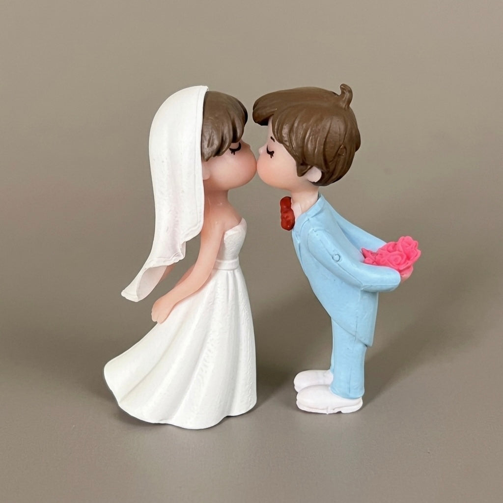Mini Cute Couple Resin Showpiece Romantic Love Figurine (2 Variants)